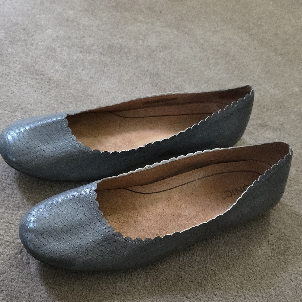 Vionic Women's Gray Scalloped Flats